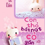 Con thỏ bắt nạt cỏ gần hang